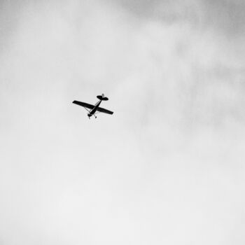 Photographie intitulée "Airplane in Clouds" par J.D. Curry, Œuvre d'art originale
