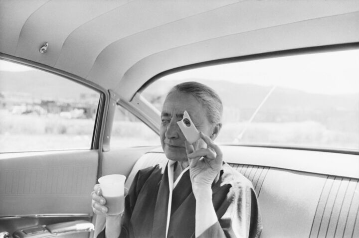 61bb5288843792.91469348_tony-vaccaro-georgia-o-keeffe-with-the-cheese-1960.png