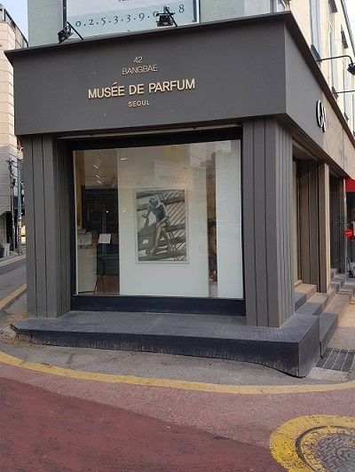 musee-du-parfum-a-seoul-exposition-de-sans-titre-oeuvre-de-gisele-dalla-longa-cop.jpg