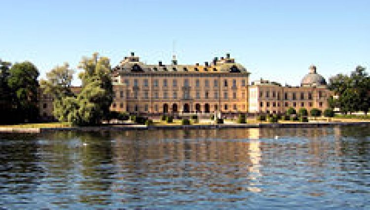 240px-drottningholm-palace-from-the-water.jpg
