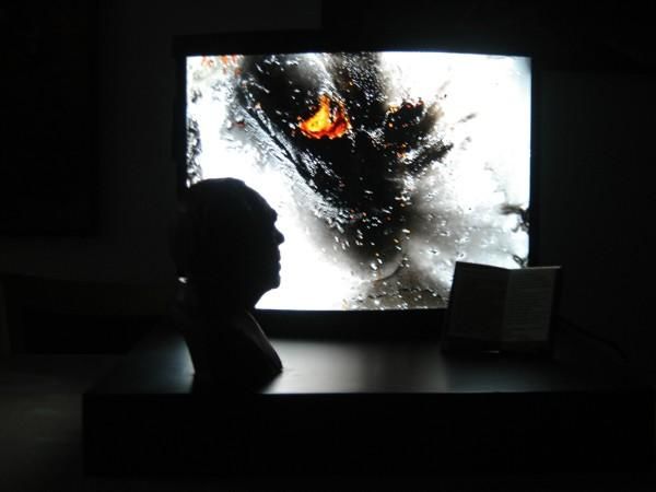Cabeza de Borges con una bachlight y un atril con poesía