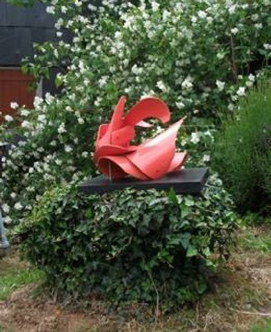 L'expo Servin dans les jardins du presbytère. / Photo DDM