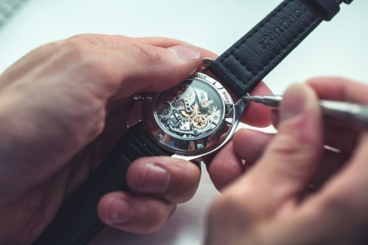Hướng dẫn chọn và thay dây da cho đồng hồ kim loại chuẩn xác