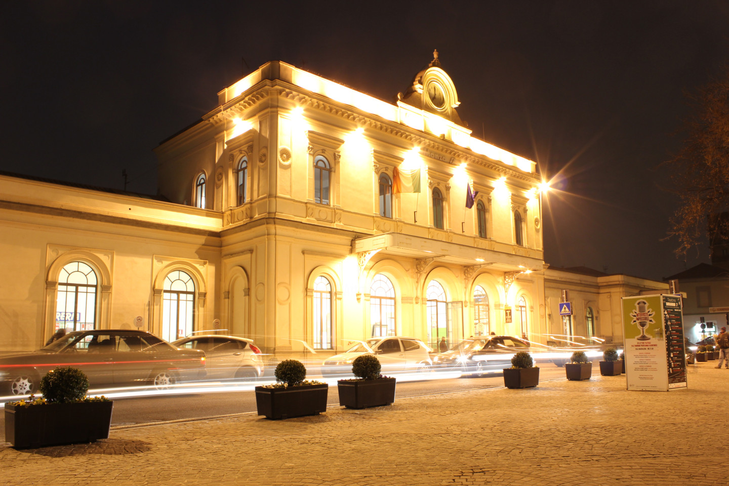 StazioneDiMonzaNotturno.jpg, Fotografía por Francesca Camisasca