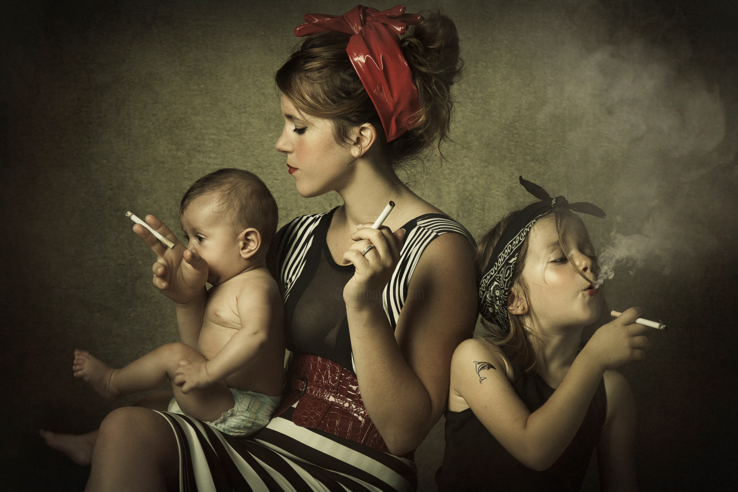 Курящие кормящие мамы. Курящая мама с ребенком. Курящая женщина с ребенком. Мама с сигаретой и ребенком. Курение детей.