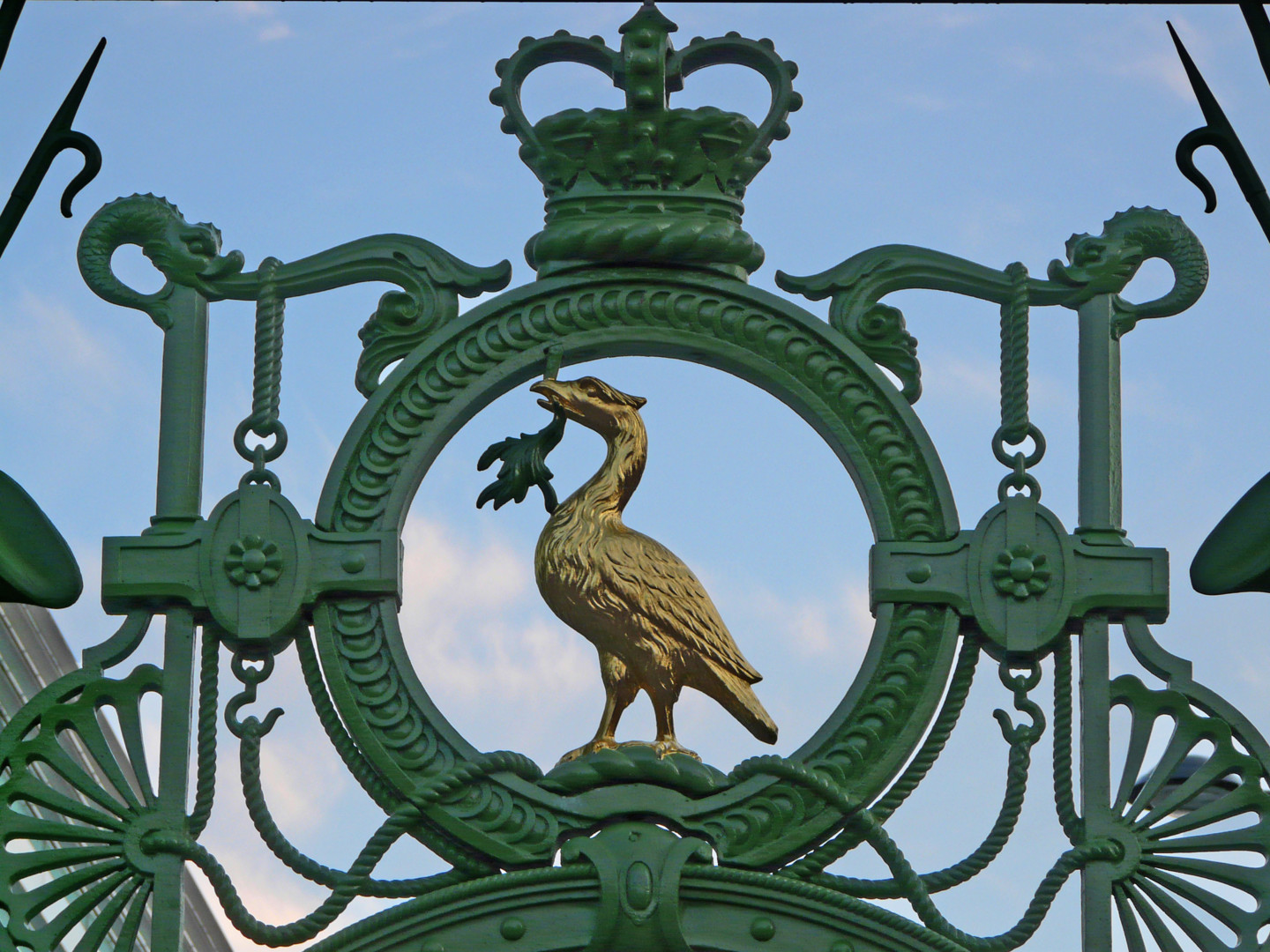 The Liver Bird, Icon Of Liverpool, Sculpture par Kevin C Lee Artmajeur