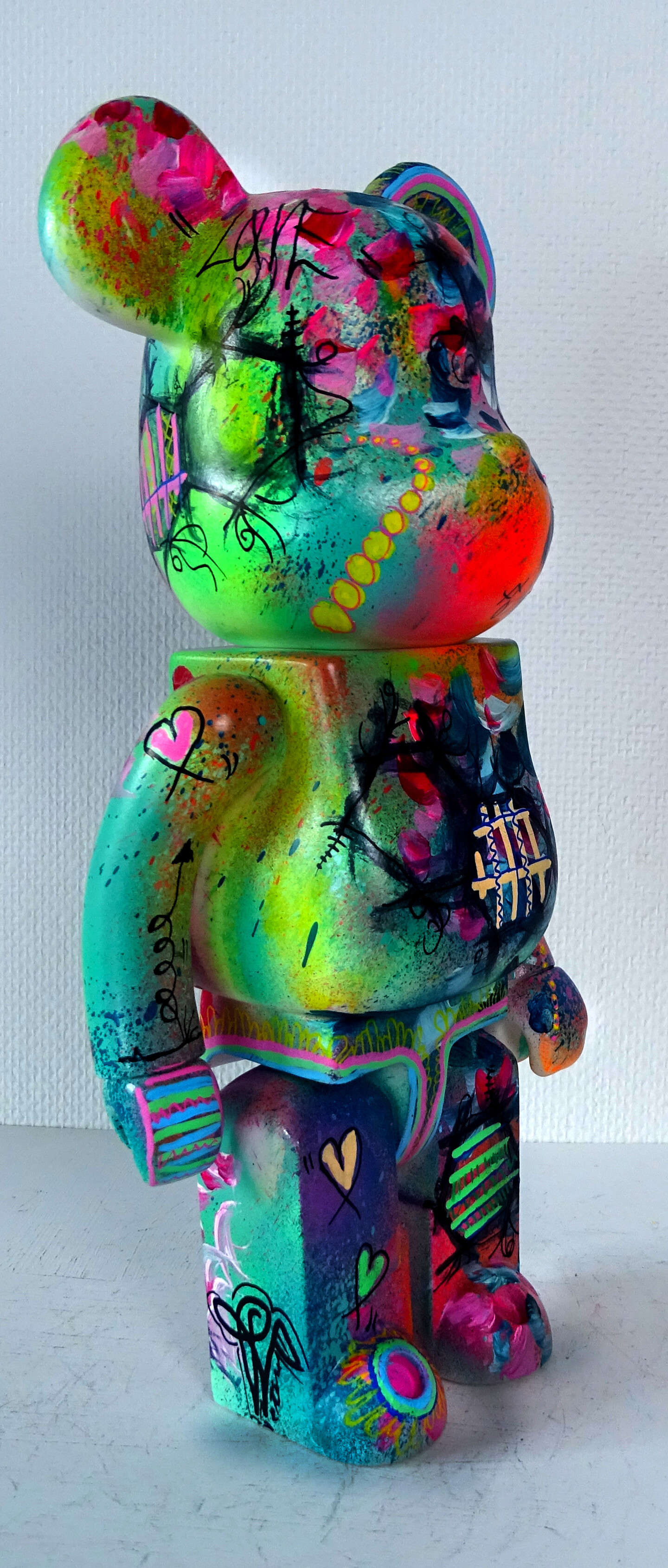 Bearbrick 400% Pop Art Colored Statue Or, Sculpture par Priscilla