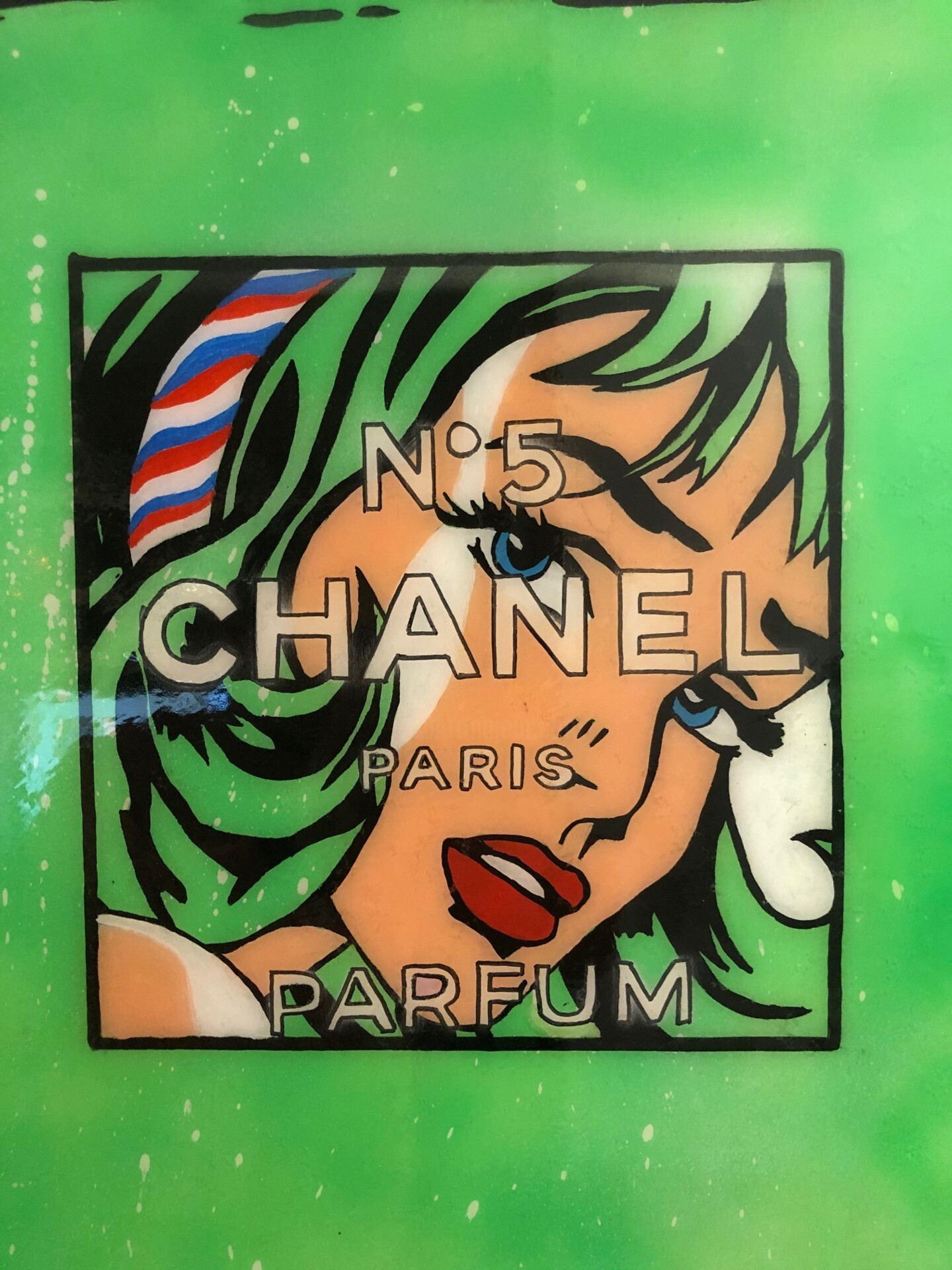 Chanel N.5 Roy - Green Lichtenstein Edit, Sculpture by Simone De