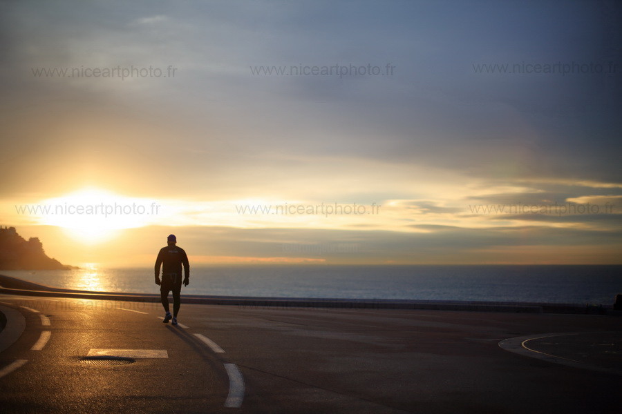 Marcher-Vers-La-Lumiere., Photographie par Valery Trillaud | Artmajeur