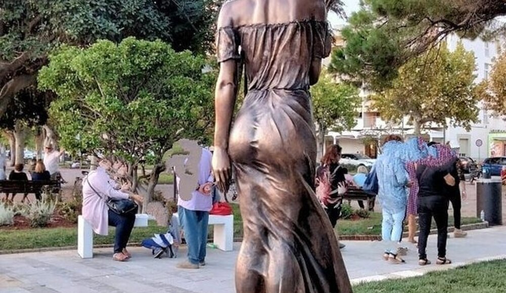 Outrage after the inauguration of a new statue with a too transparent dress