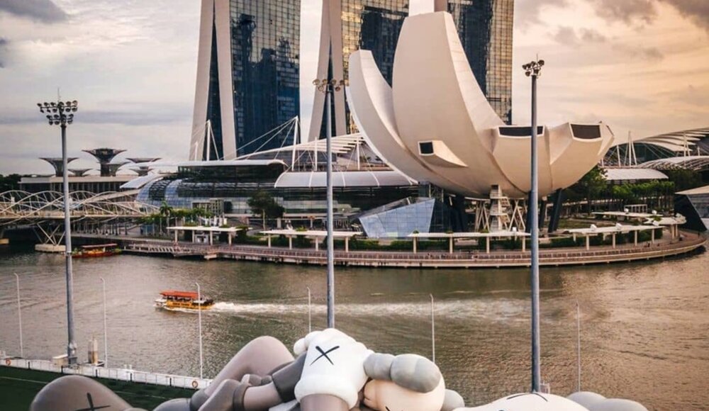 Dopo una battaglia legale, la monumentale installazione KAWS a Singapore può finalmente essere completata