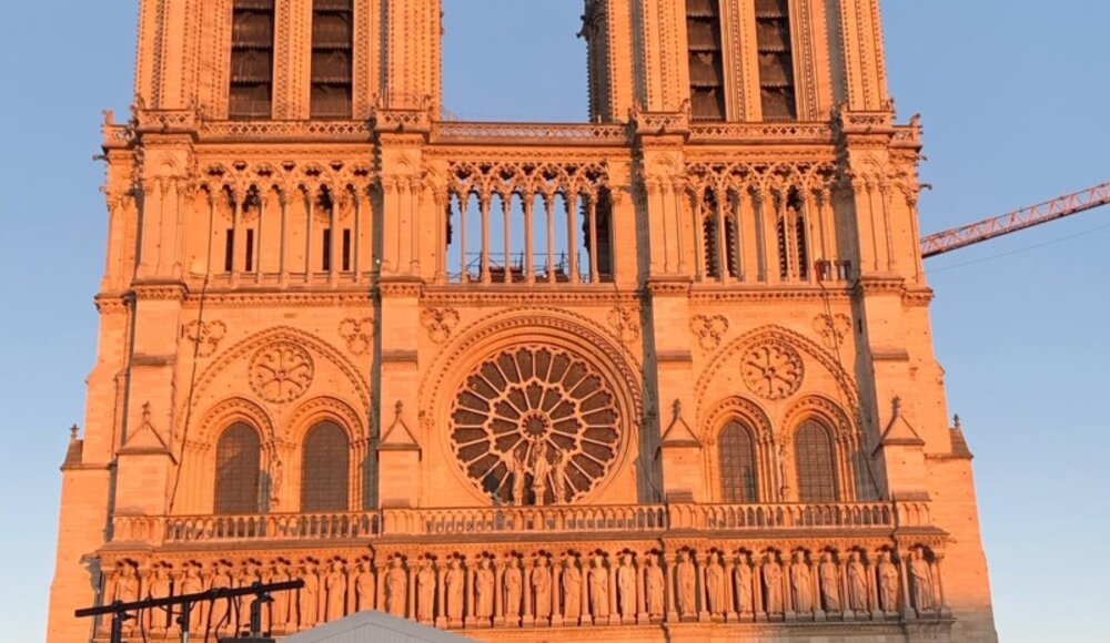 Controversy over the installation of modern windows for the restoration of Notre-Dame cathedral