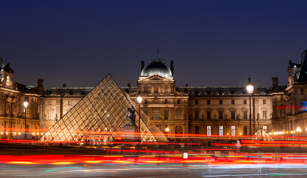 Deux archéologues, dont un conservateur du Louvre, sont arrêtés par les autorités françaises dans le cadre d'une opération internationale de trafic d'art
