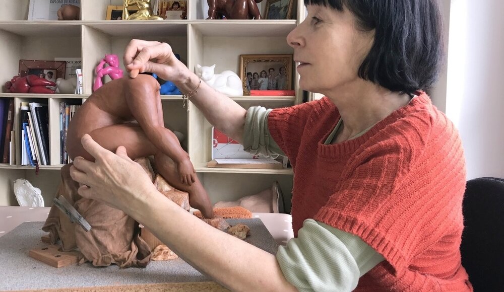 Marie Saksik, die Skulptur, die den weiblichen Körper erforscht