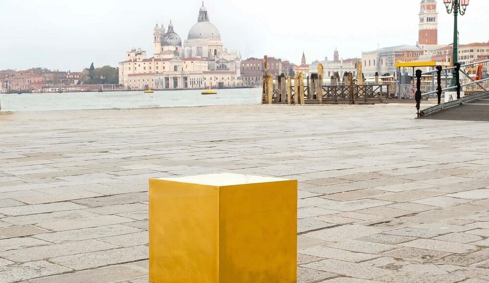 Après être apparue à New York, une sculpture cubique en or de 24 carats d'une valeur de 10 millions d'euros fait son apparition à Venise