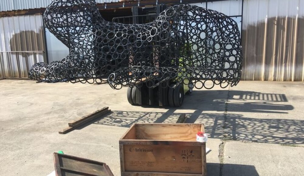 Najnowsza metalowa rzeźba kota Burning Mana znalazła swój stały dom