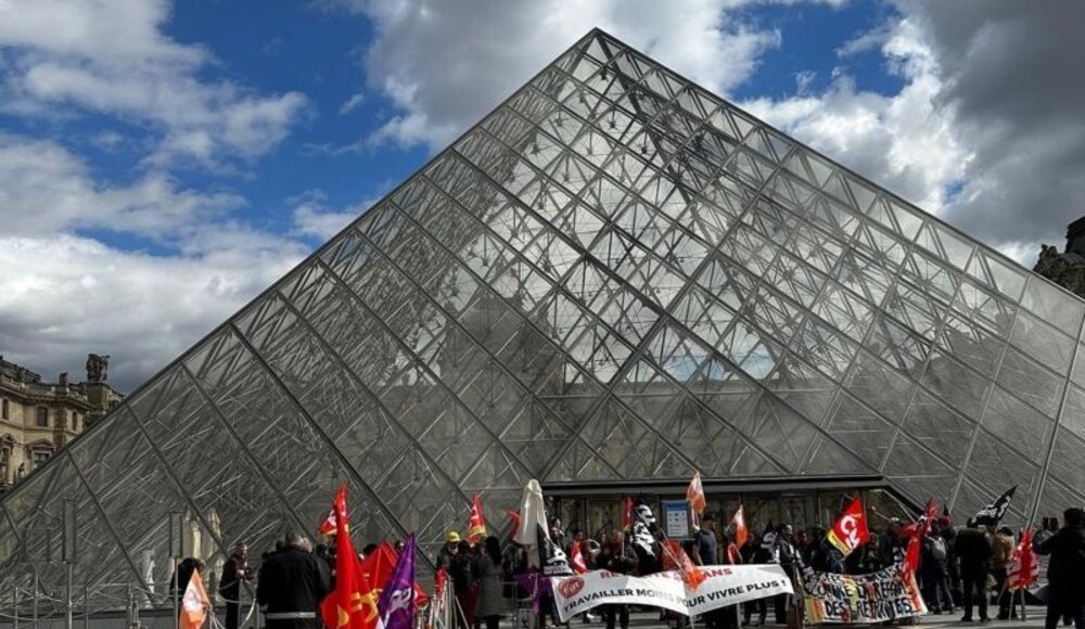 Louvre staff block entrances as part of pension protest