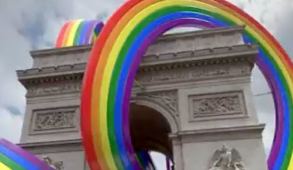 Paris'teki Arc de Triomphe gerçekten LGBT renklerini mi kullandı?