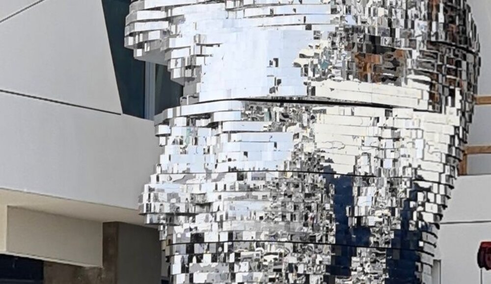Skulptur von David Lynch verwandelt die Landschaft von Santa Monica