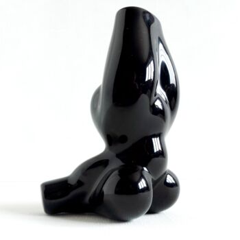 Escultura intitulada "BLACK WOMAN PLAYING…" por Maas Tiir, Obras de arte originais, Resina