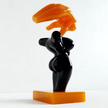 Sculpture intitulée "YELLOW GIRL ON BLAC…" par Maas Tiir, Œuvre d'art originale, Résine