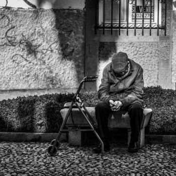 Fotografía titulada "ANCIANO CON ANDADOR" por Nacho Cuesta, Obra de arte original, Fotografía no manipulada