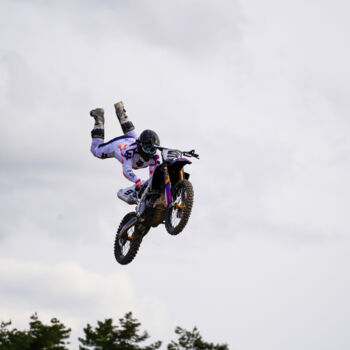 Photographie intitulée "Freestyle moto" par A.T Photographie, Œuvre d'art originale, Photographie numérique