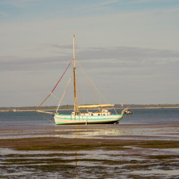 Photographie intitulée "bateau à marée basse" par A.T Photographie, Œuvre d'art originale, Photographie numérique