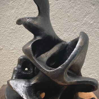 Skulptur mit dem Titel "Wave of Innerself" von Aarti Gupta Bhadauria, Original-Kunstwerk, Terra cotta