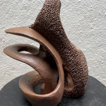 Sculpture intitulée "Wave of Inspiration" par Aarti Gupta Bhadauria, Œuvre d'art originale, Terre cuite