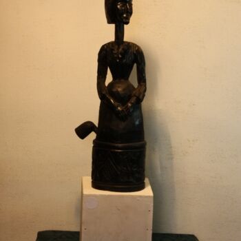 Sculpture intitulée "La fumeuse" par Abdellouahab Selka, Œuvre d'art originale, Bois