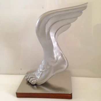 「Piede alato 1. Wing…」というタイトルの彫刻 Achille Chiarelloによって, オリジナルのアートワーク, 金属