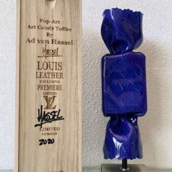 Sculpture intitulée "Louis Leather - blu" par Ad Van Hassel, Œuvre d'art originale, Plastique