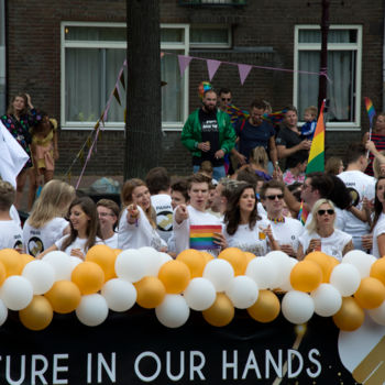 Fotografie getiteld "Pride Amsterdam #10" door Henk Adriani, Origineel Kunstwerk, Digitale fotografie