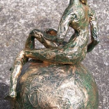 Скульптура под названием "une vraie fille!" - Anne-Frédérique Ferret, Подлинное произведение искусства, Бумага