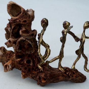 Skulptur mit dem Titel "un monde en marche.…" von Anne-Frédérique Ferret, Original-Kunstwerk, Holz