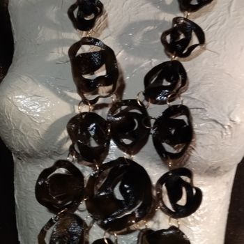 Design mit dem Titel "Dark roses" von Aggie Damaskou, Original-Kunstwerk, Schmuck