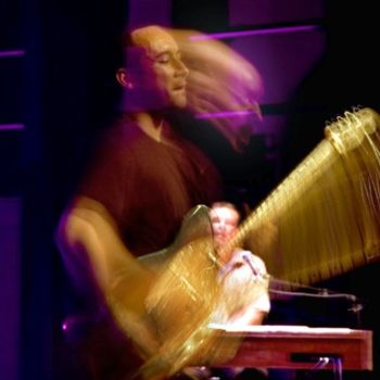 Photographie intitulée "guitariste à deux t…" par Agnès M, Œuvre d'art originale