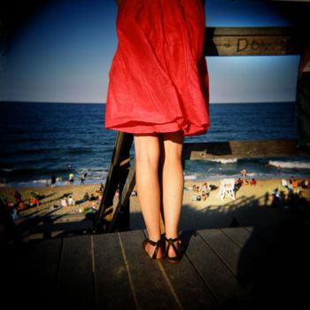 Photographie intitulée "Robe rouge au Holga…" par Agnès M, Œuvre d'art originale