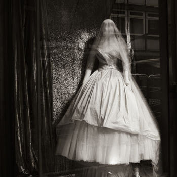 Fotografía titulada "Robe de mariée, noi…" por Agnès M, Obra de arte original