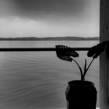 Photographie intitulée "fenêtre sur l'eau" par Agron Salija, Œuvre d'art originale, Photographie numérique
