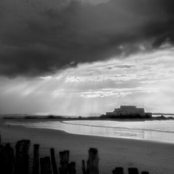Photographie intitulée "fort de St Malo" par Agron Salija, Œuvre d'art originale, Photographie numérique
