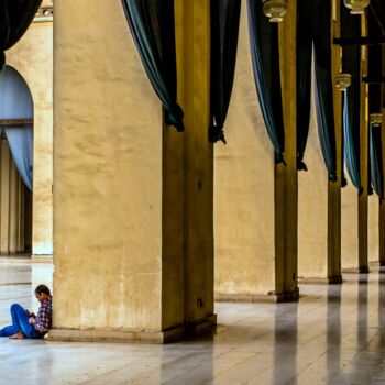 Photographie intitulée "A man reads in a Mo…" par Aladin Abdel Naby, Œuvre d'art originale, Photographie numérique