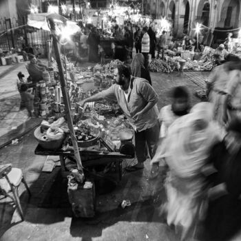 Fotografia zatytułowany „A Vendor in a busy…” autorstwa Aladin Abdel Naby, Oryginalna praca, Fotografia cyfrowa