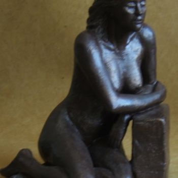 Sculpture titled "Laurence assise" by Alain Ravaut, Original Artwork