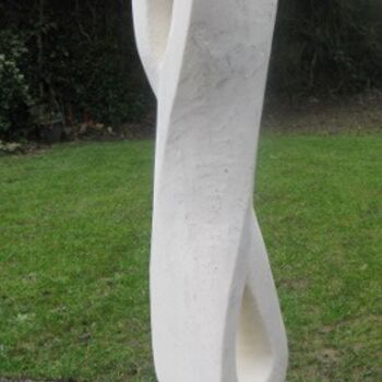 Scultura intitolato "Mobius Strip" da Alan Robert Nicholls, Sculptor And Artist, Opera d'arte originale, Pietra