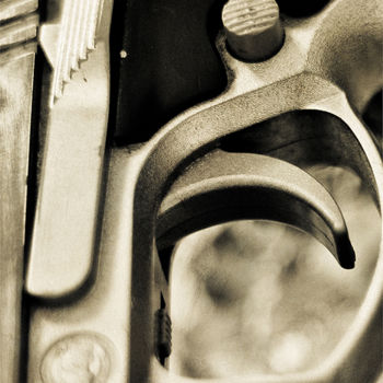 Photographie intitulée "Gun" par Alanig Keltz, Œuvre d'art originale