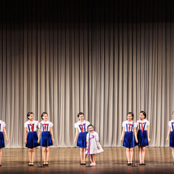 Fotografia intitolato "Little singer II" da Alban Luherne, Opera d'arte originale, Fotografia non manipolata