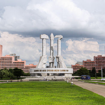 Photographie intitulée "DPRK at work I" par Alban Luherne, Œuvre d'art originale, Photographie non manipulée