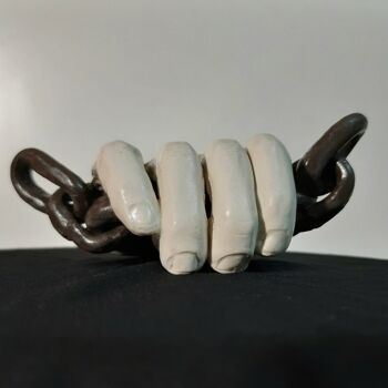 Scultura intitolato "Mano appoggiata su…" da Albert Gadomski, Opera d'arte originale, Ceramica